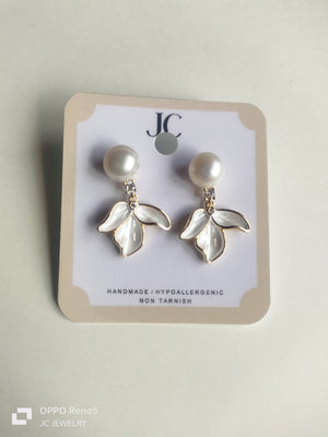 FRESHWATER pearl white petal drop - image