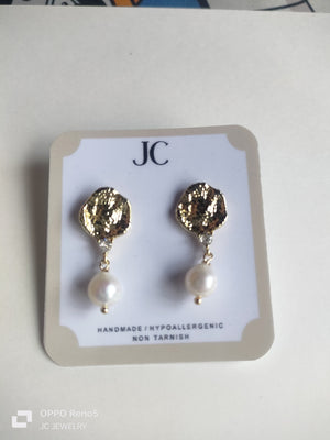 Saltwater Pearl Earrings  HAMMERED - image