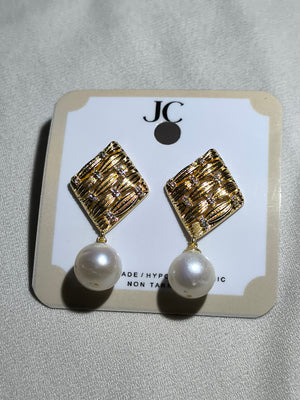 White Frehwater Pearl Dangling Earrings25 - image