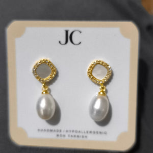 FRESHWATER pearl earrings  A014 - image