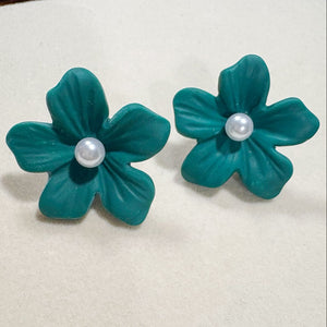 Raisa Stud Earrings - image