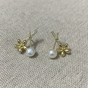 Ainara Freshwater Pearl Stud Earrings - image