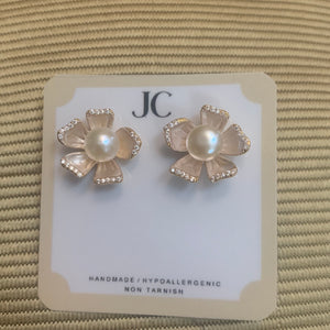 5 Light Floral Freshwater Pearl - image