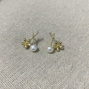 Ainara Freshwater Pearl Stud Earrings - image